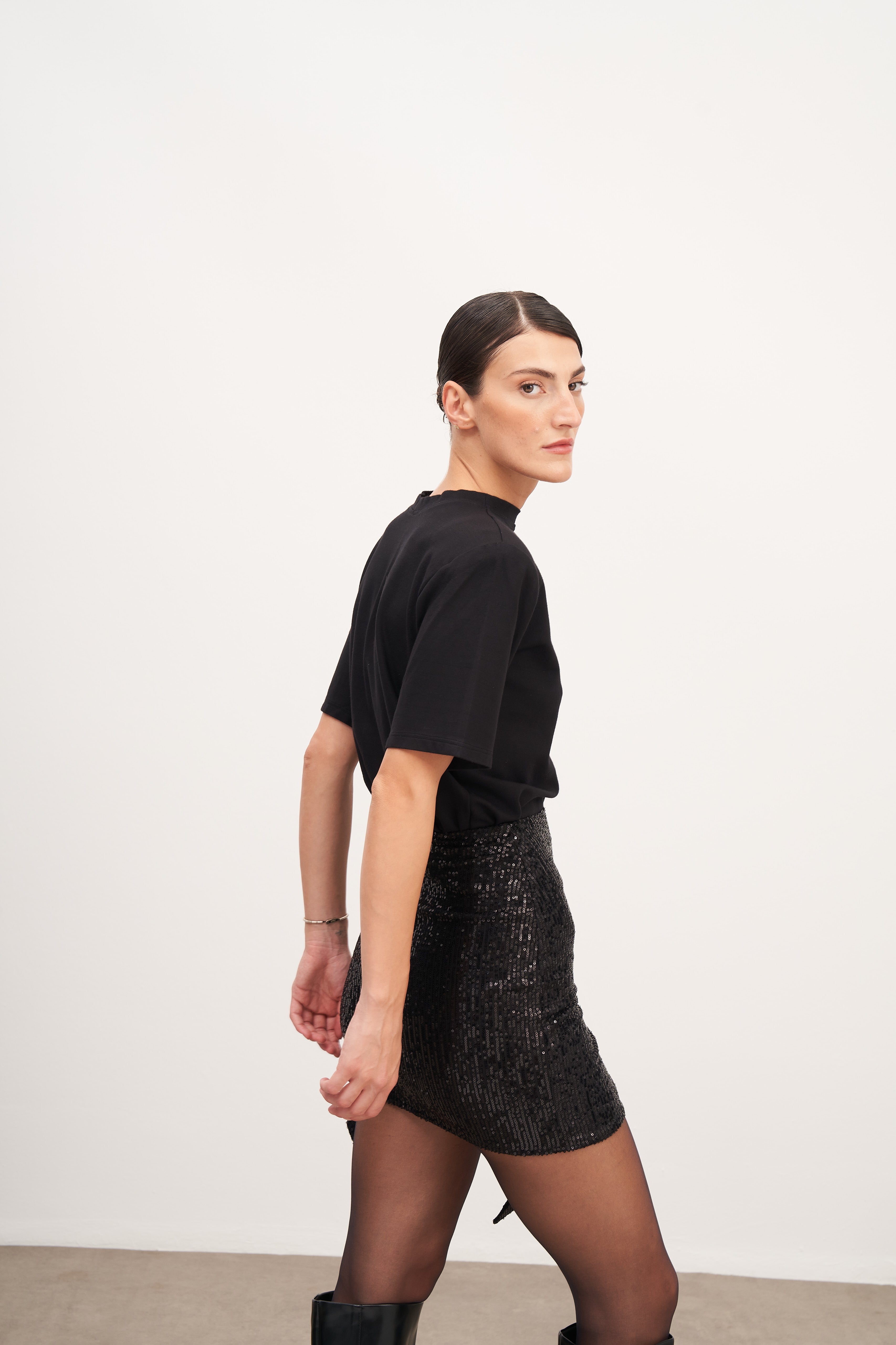 Payetli Yırtmaç Detaylı Mini Etek