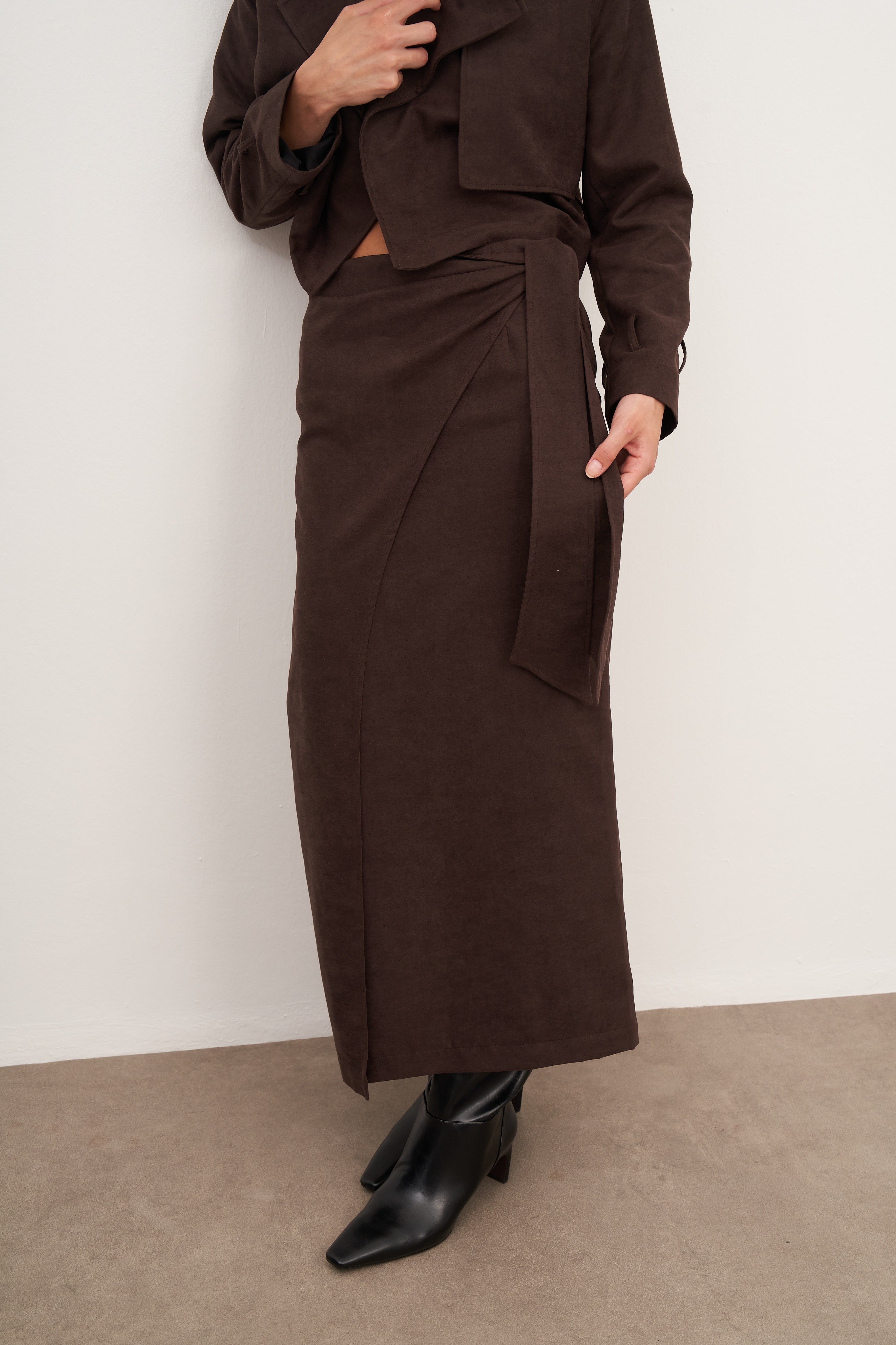 Acı Kahve Süet Bağlama Detaylı Uzun Etek