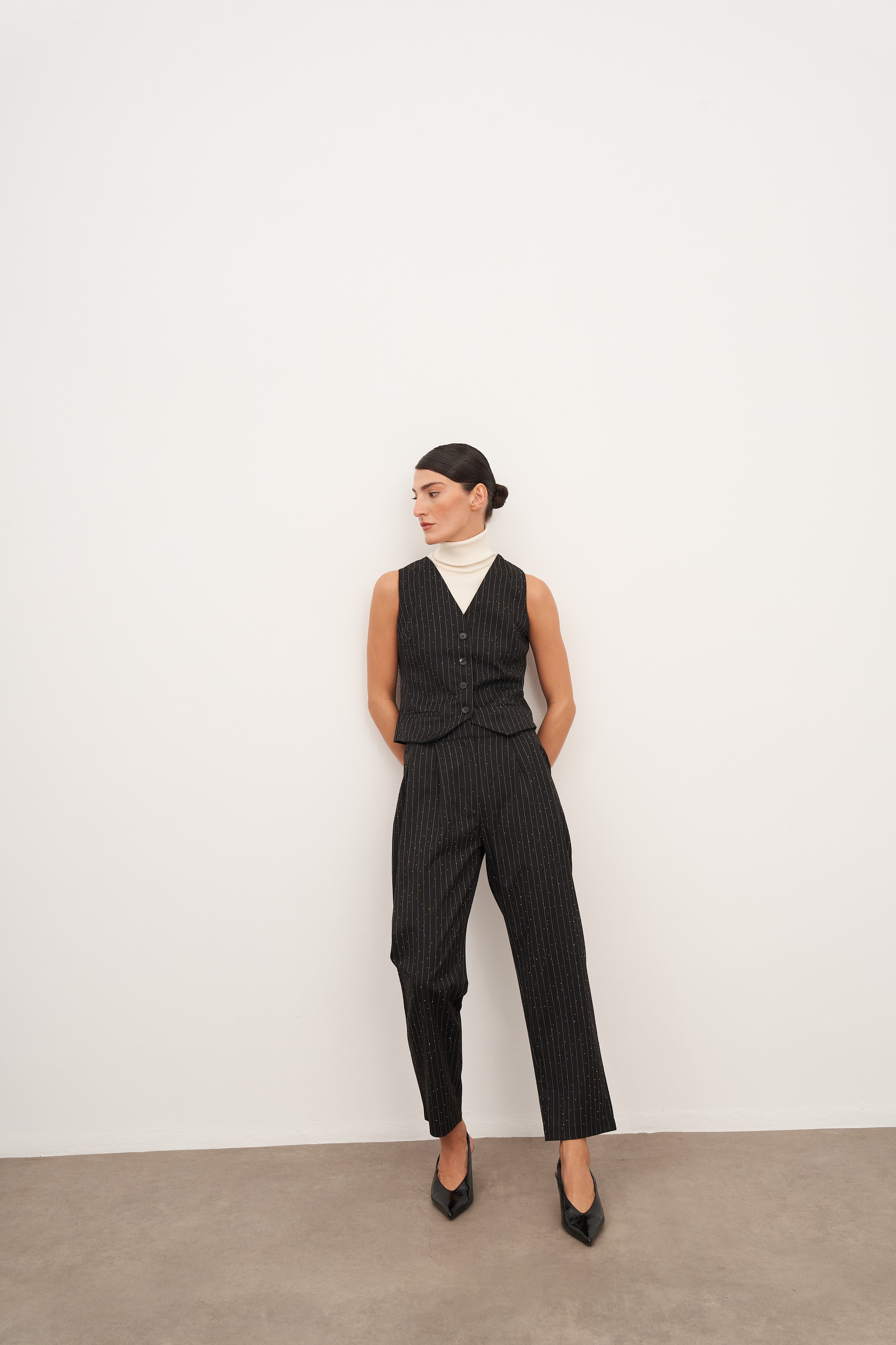 Siyah Çift Pileli Hotfix Havuç Kesim Pantolon