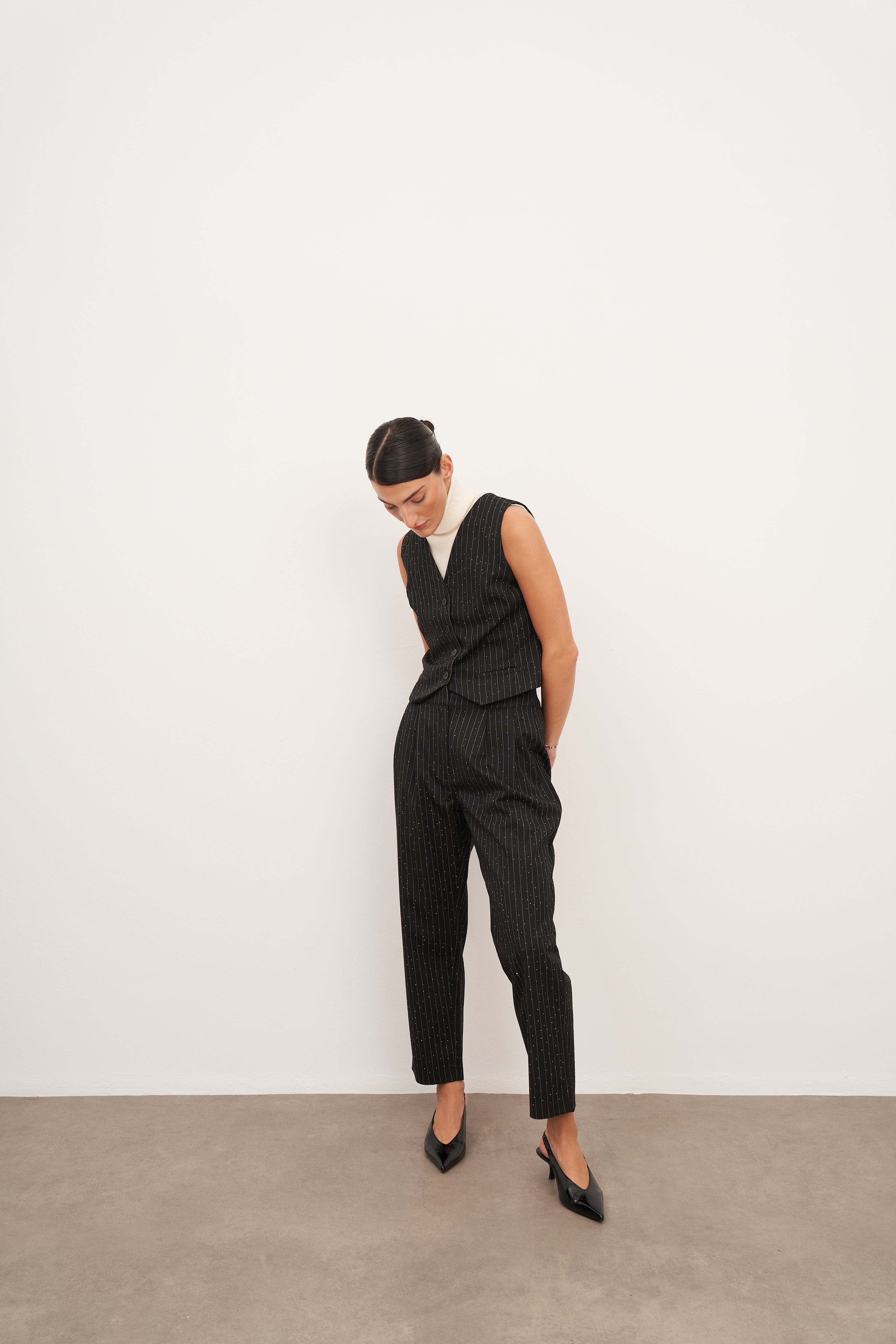 Siyah Çift Pileli Hotfix Havuç Kesim Pantolon