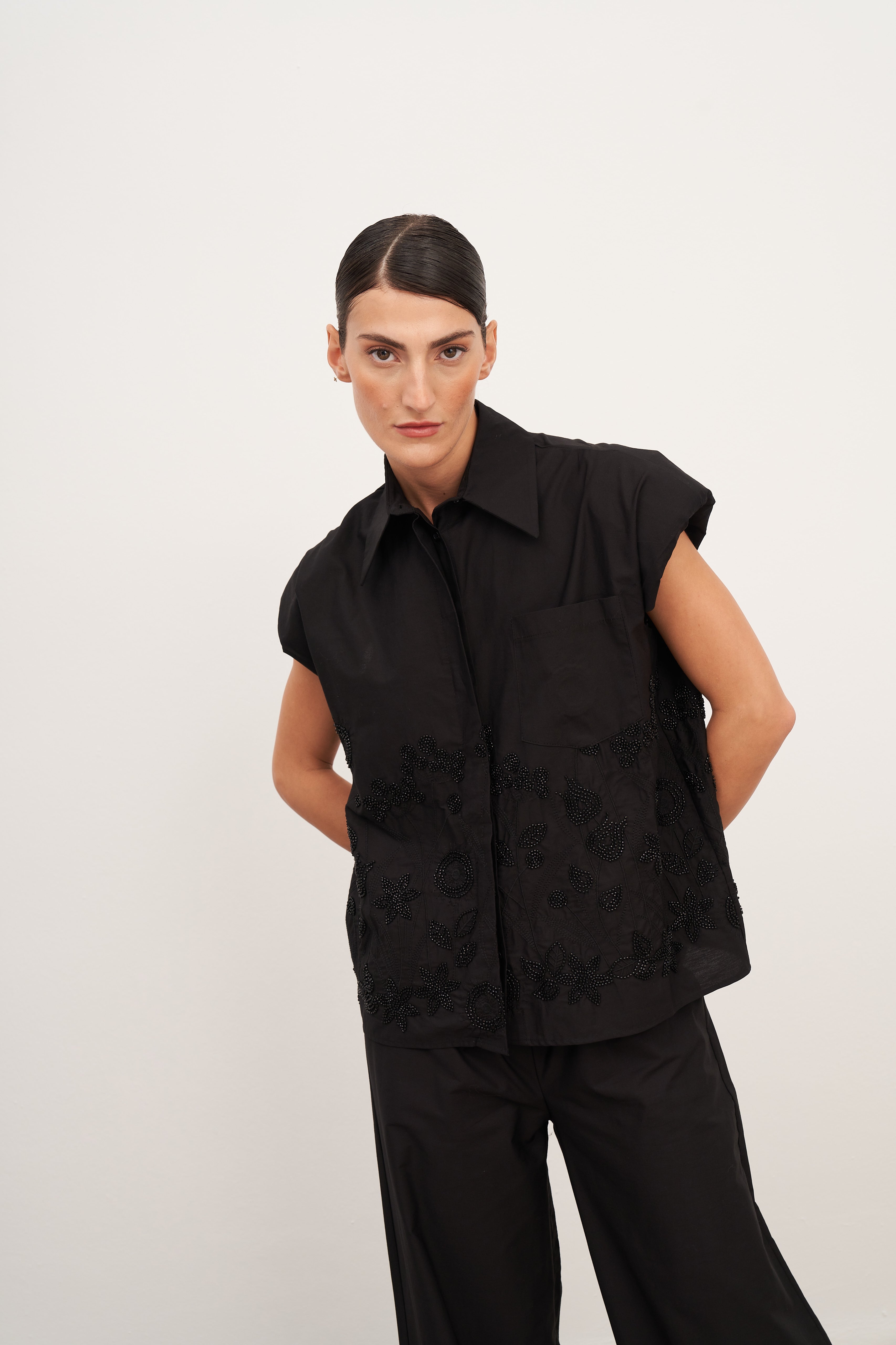 Boncuk İşlemeli Vatkalı Kolsuz Gömlek