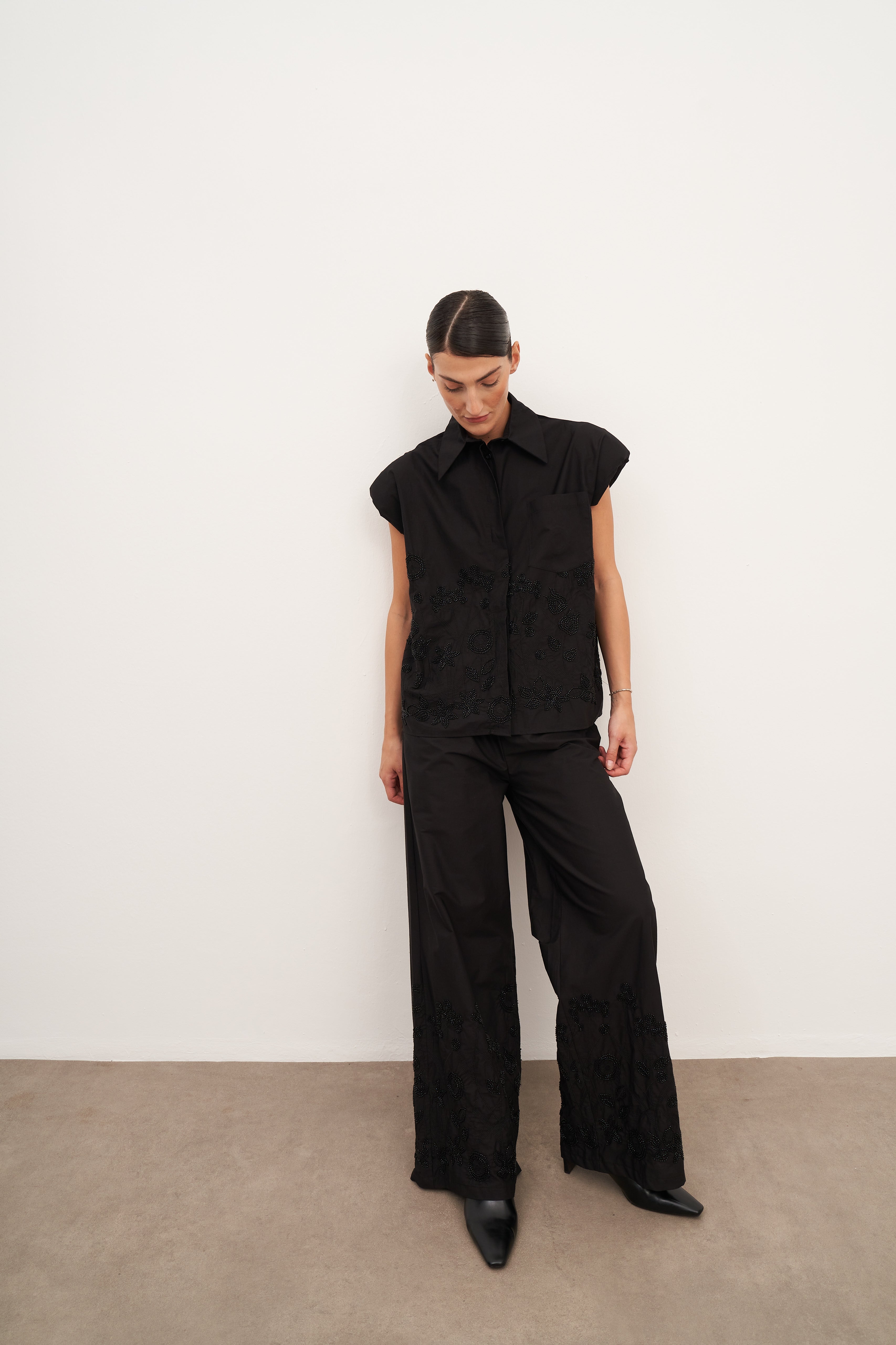 Boncuk İşlemeli Vatkalı Kolsuz Gömlek