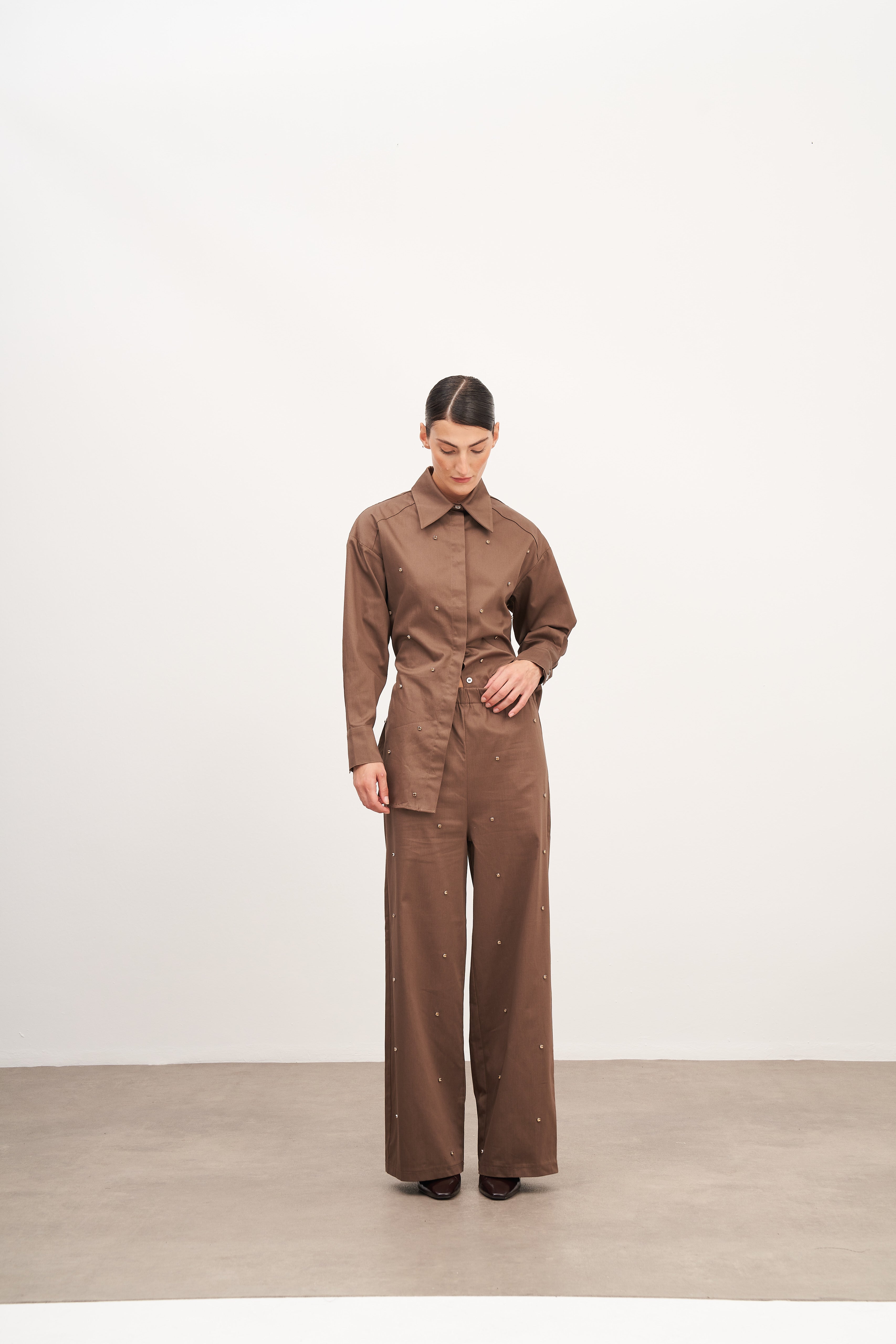 Kahverengi Taş İşlemeli Bağlama Detaylı Pamuk Gömlek