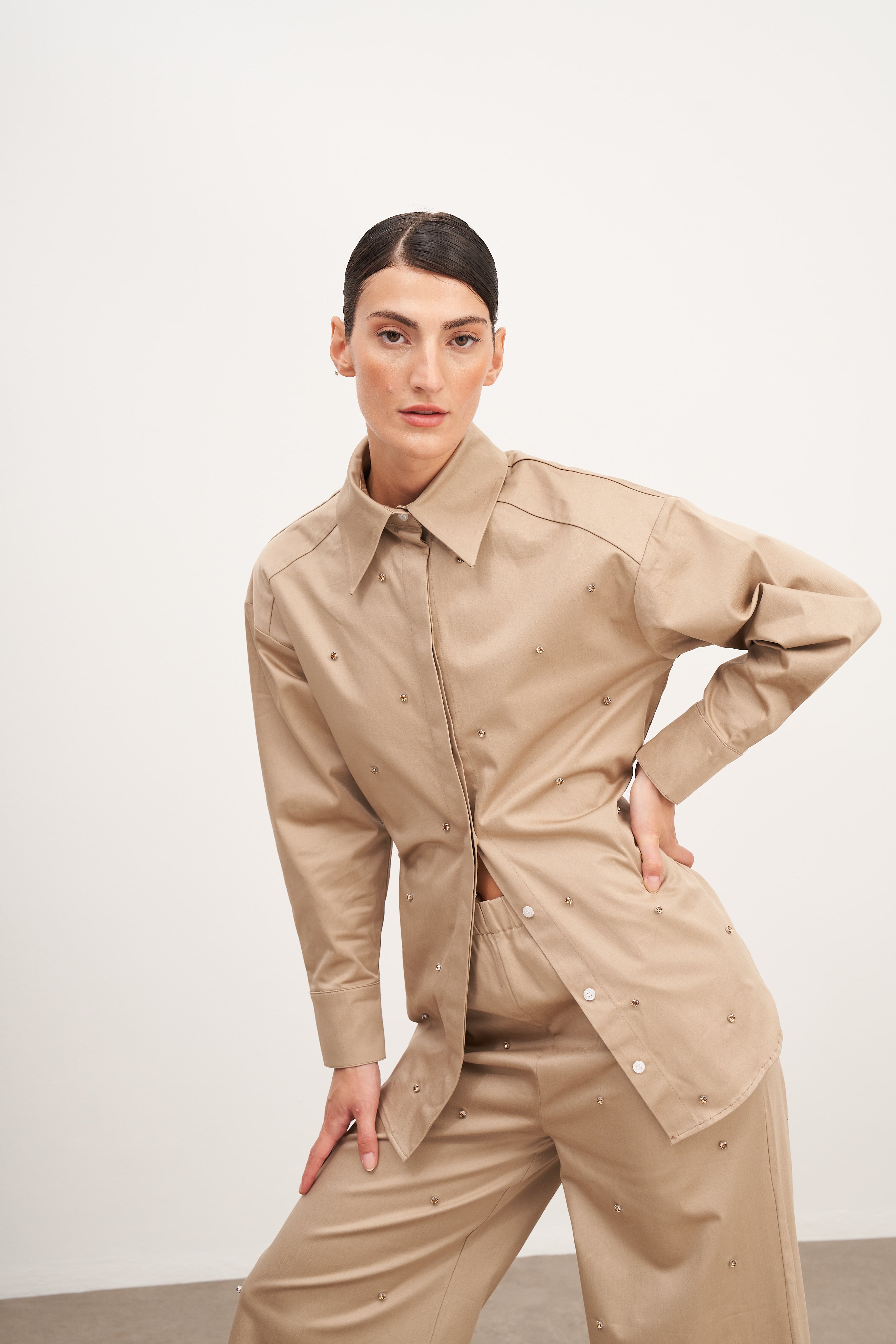 Bej Taş İşlemeli Bağlama Detaylı Pamuk Gömlek