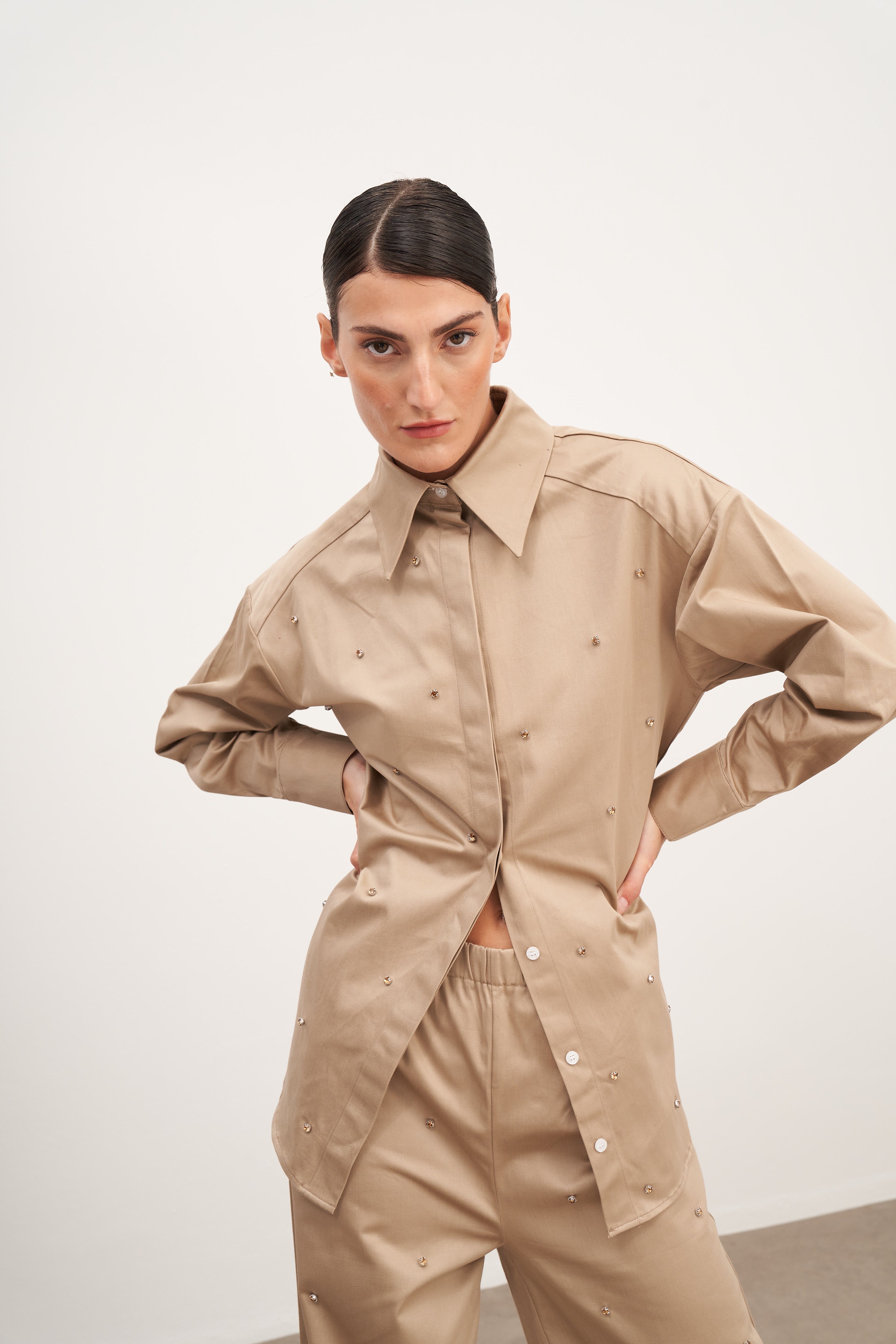 Bej Taş İşlemeli Bağlama Detaylı Pamuk Gömlek