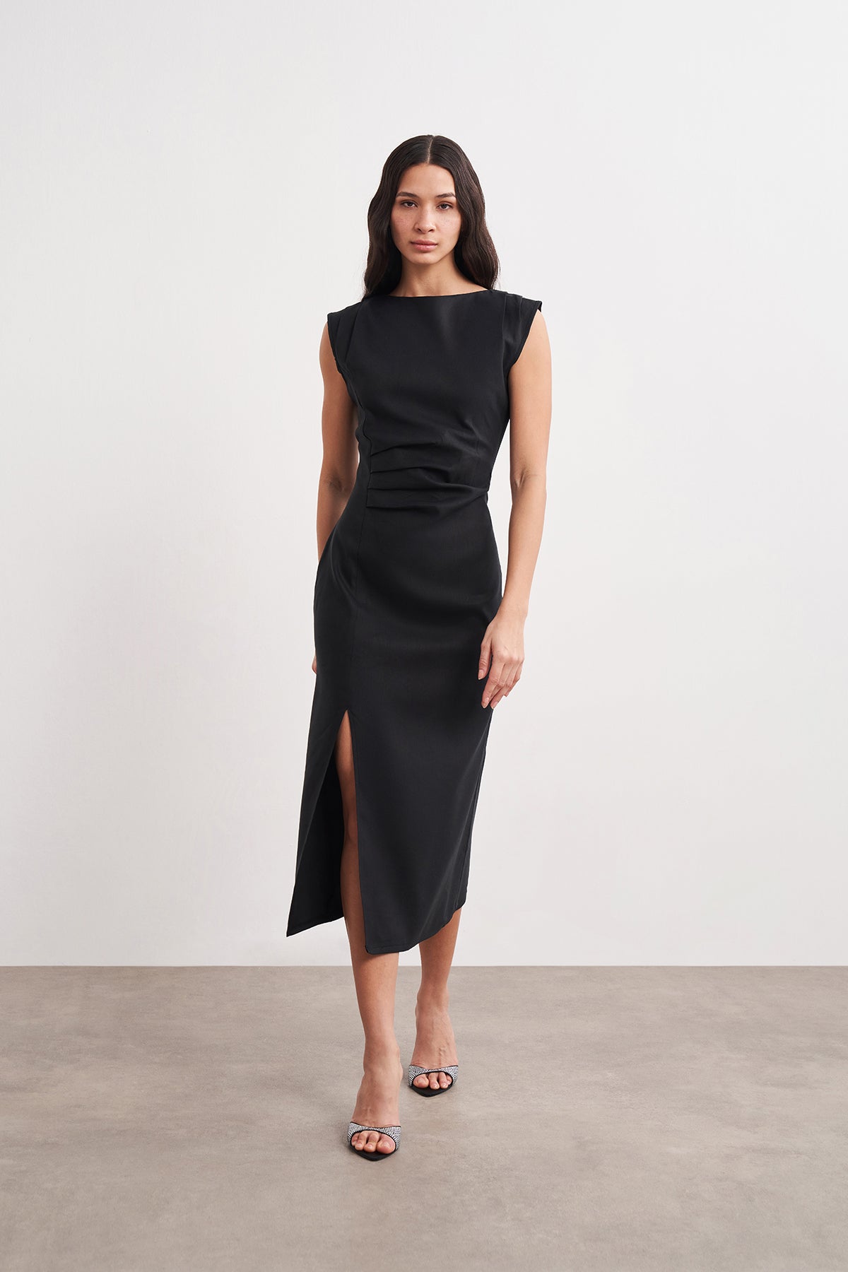 Drapeli Yırtmaç Detaylı Midi Keten Elbise