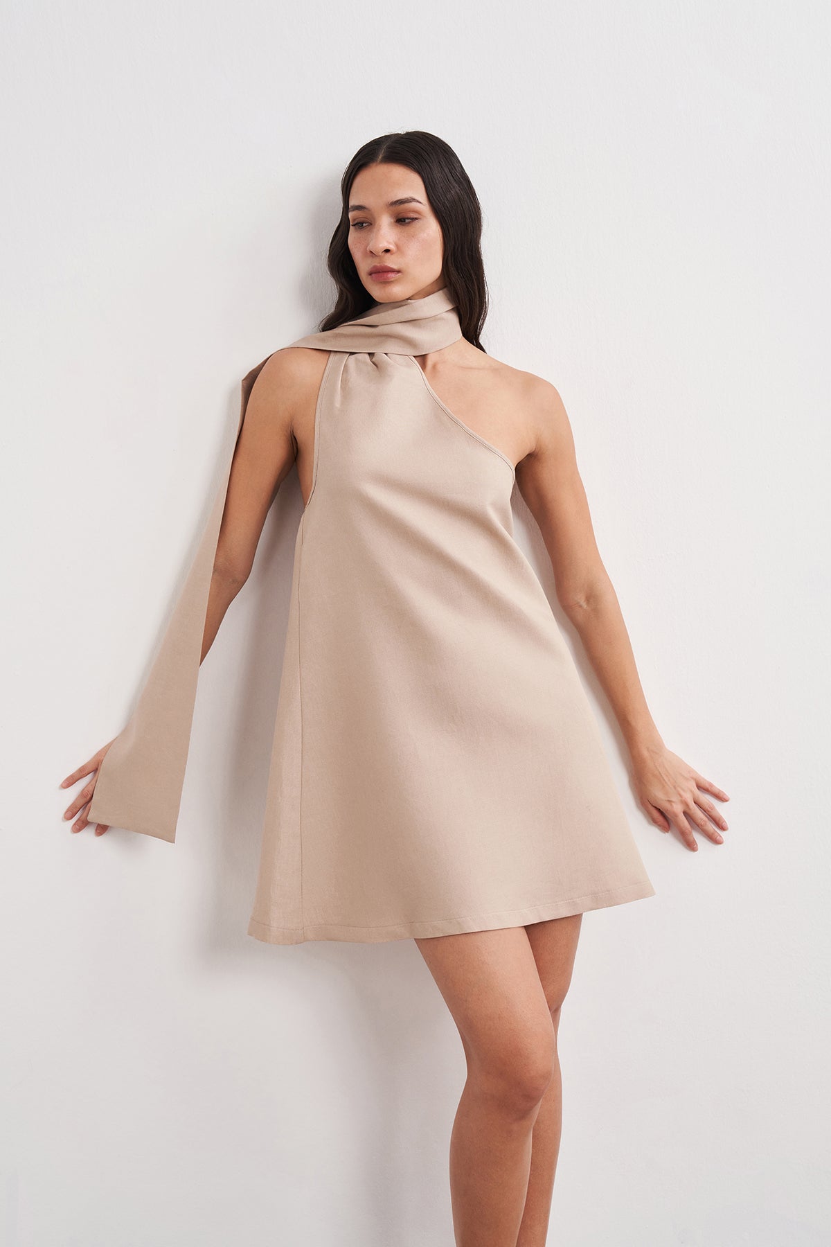 Tek Kol Boyun Detaylı Mini Keten Elbise