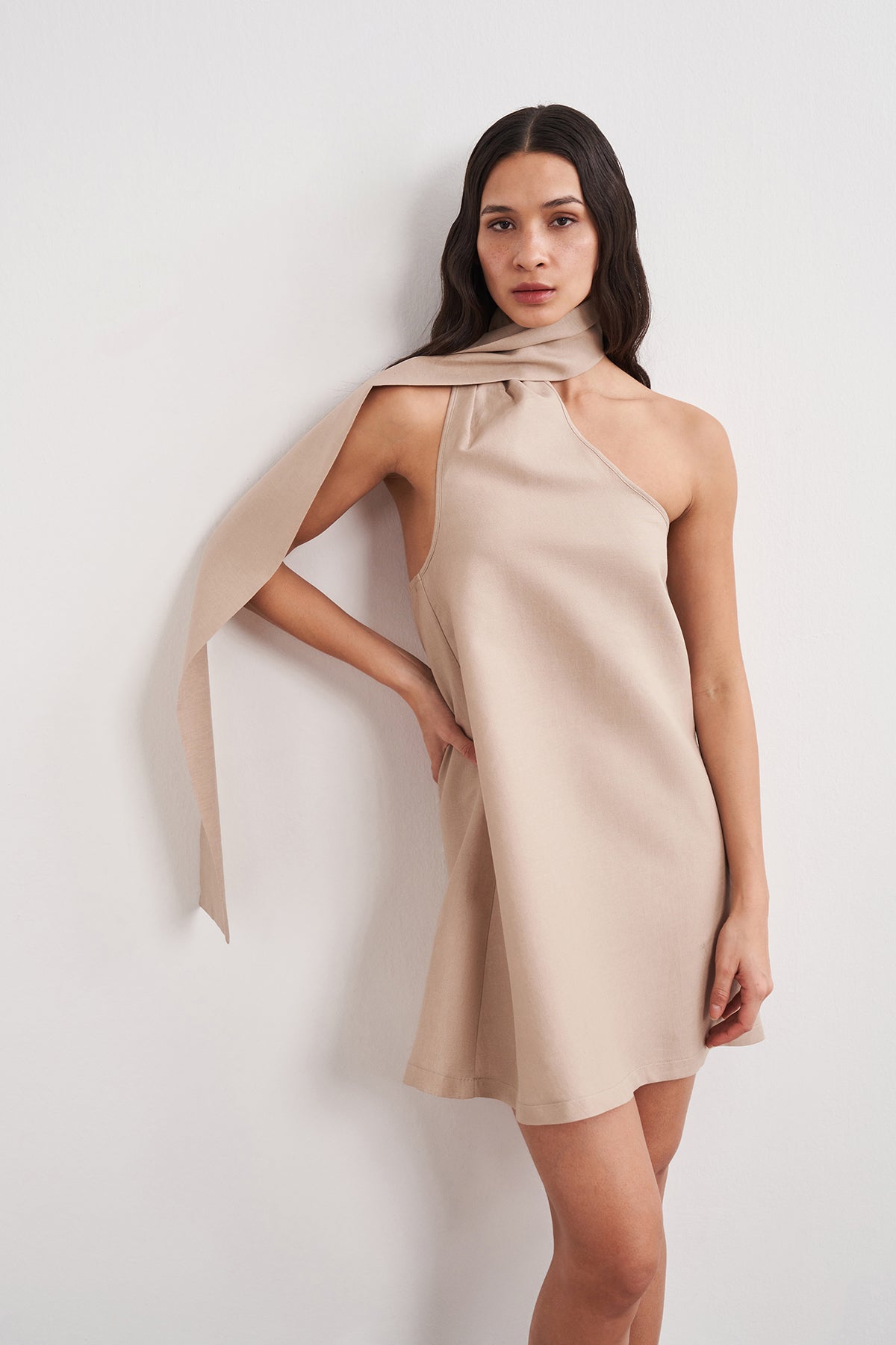 Tek Kol Boyun Detaylı Mini Keten Elbise