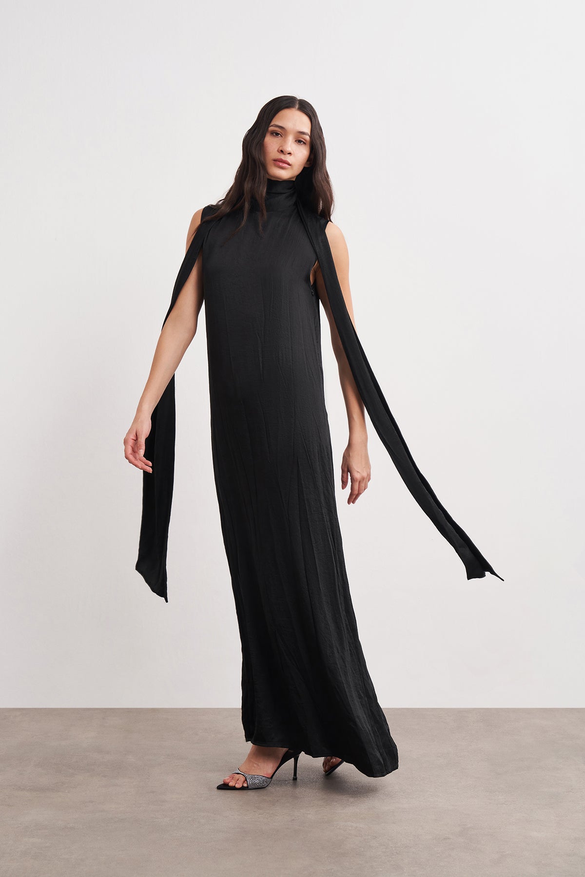 Boyundan Bağlamalı ve Yırtmaç Detaylı Maxi Elbise