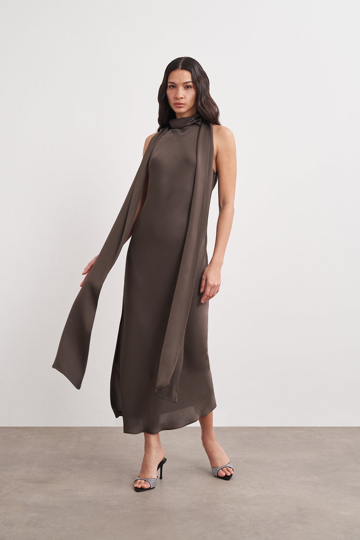 Boyun ve Yırtmaç Detaylı Midi Saten Elbise