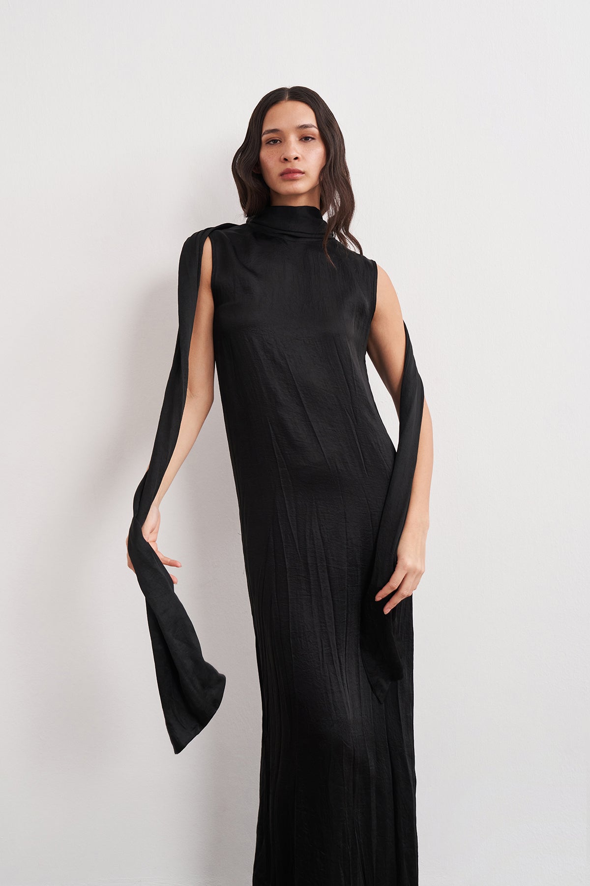 Boyundan Bağlamalı ve Yırtmaç Detaylı Maxi Elbise