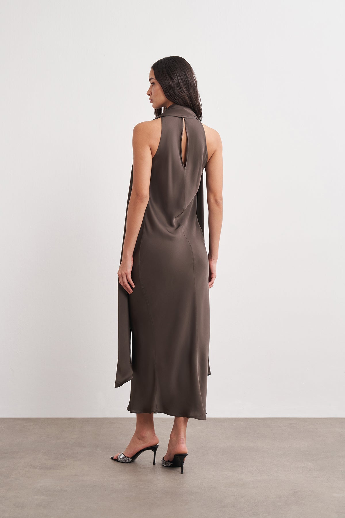 Boyun ve Yırtmaç Detaylı Midi Saten Elbise