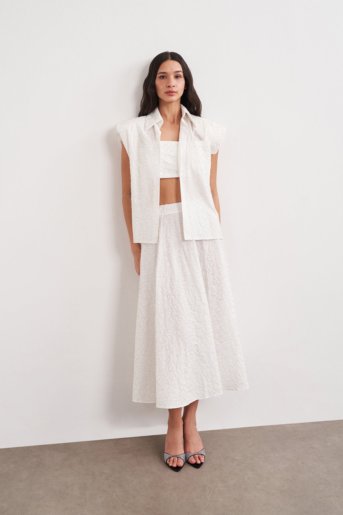 Yoğun Boncuk İşlemeli Vatkalı Kolsuz Gömlek