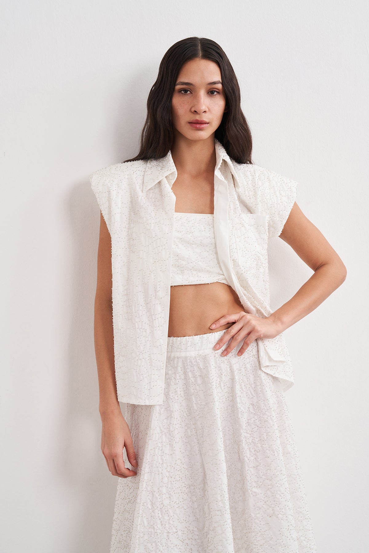 Yoğun Boncuk İşlemeli Vatkalı Kolsuz Gömlek