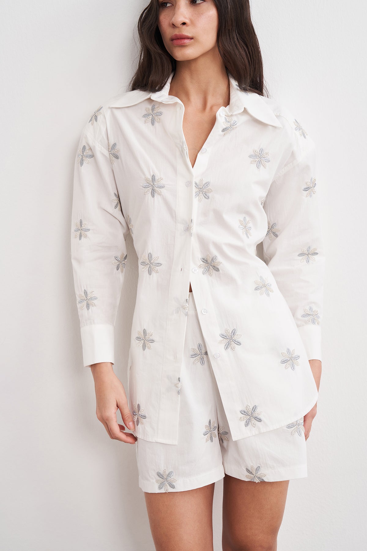 Boncuk ve Nakış İşlemeli Rahat Şort