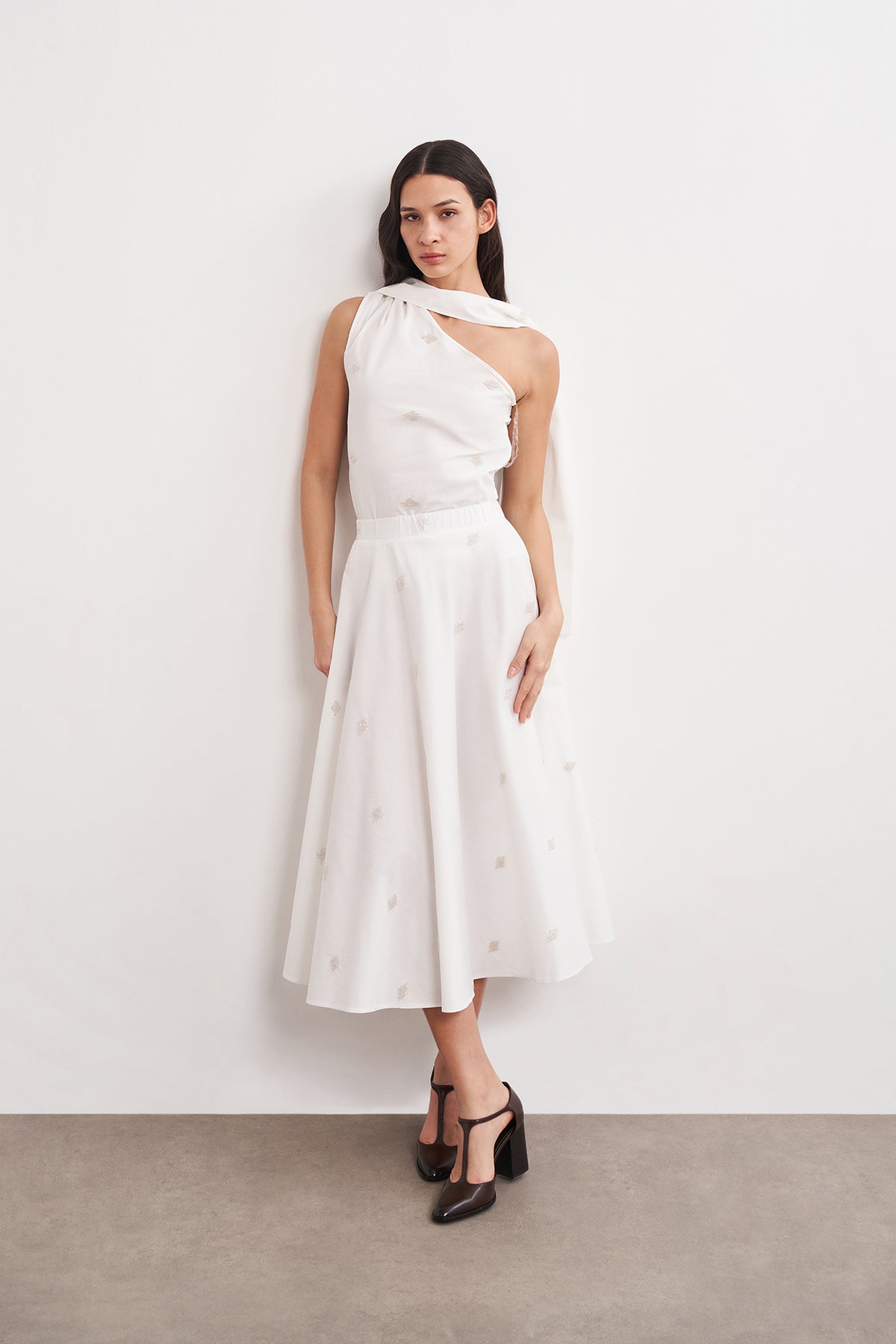 Boncuk İşlemeli Tek Omuz Boyun Detaylı Bluz