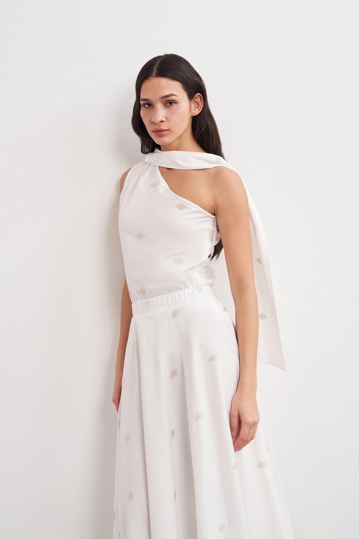 Boncuk İşlemeli Tek Omuz Boyun Detaylı Bluz