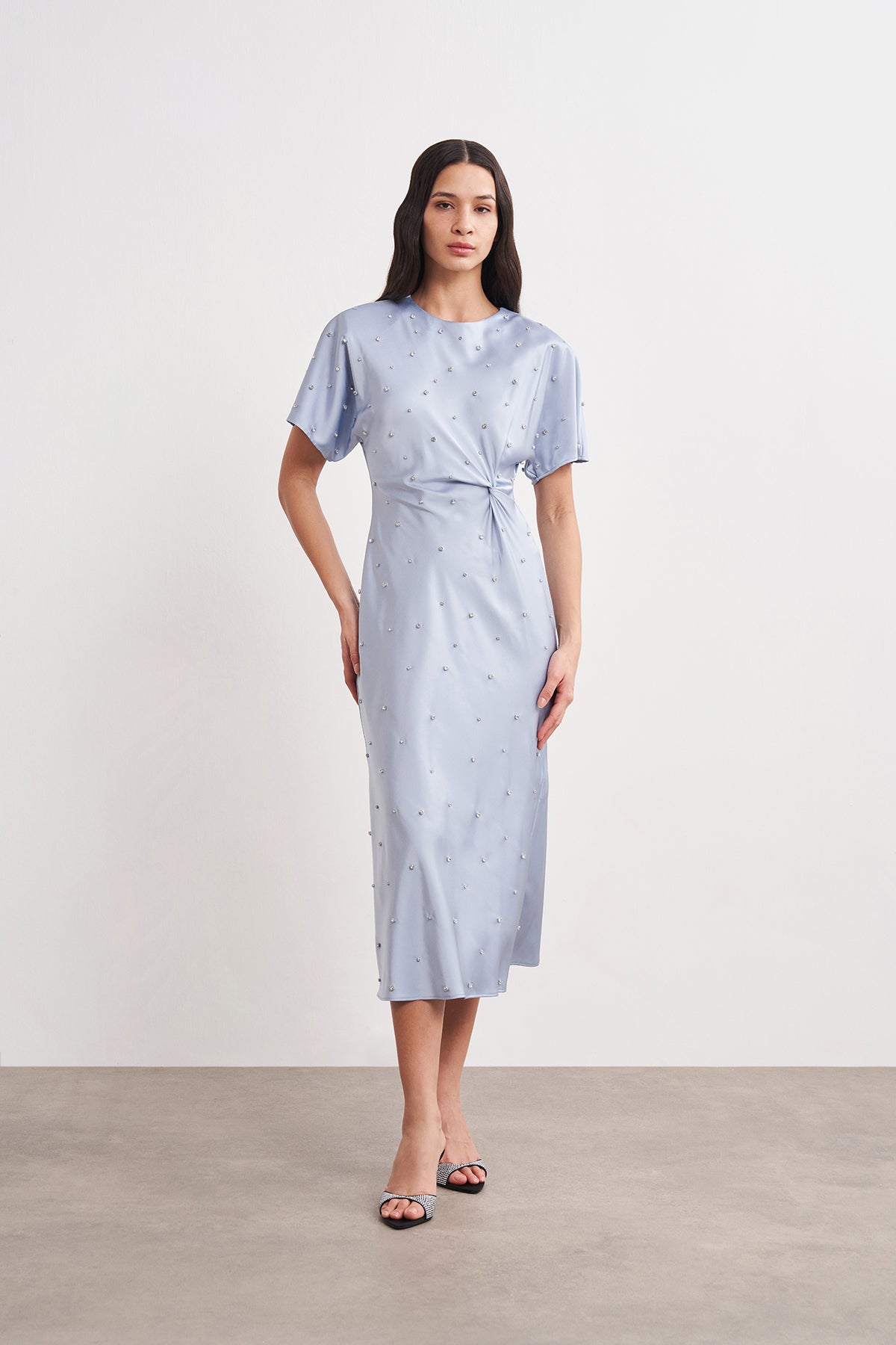 Taş İşlemeli Bel Drapeli Midi Saten Elbise