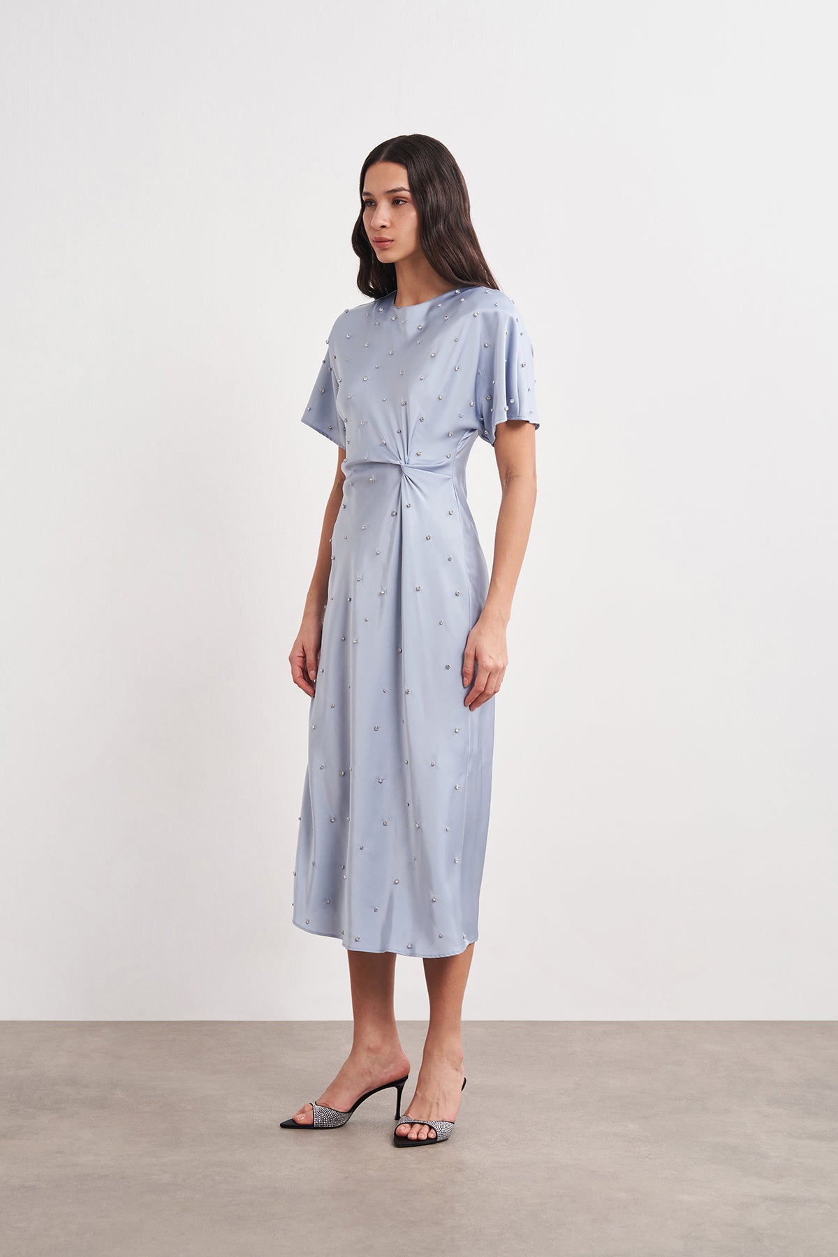 Taş İşlemeli Bel Drapeli Midi Saten Elbise