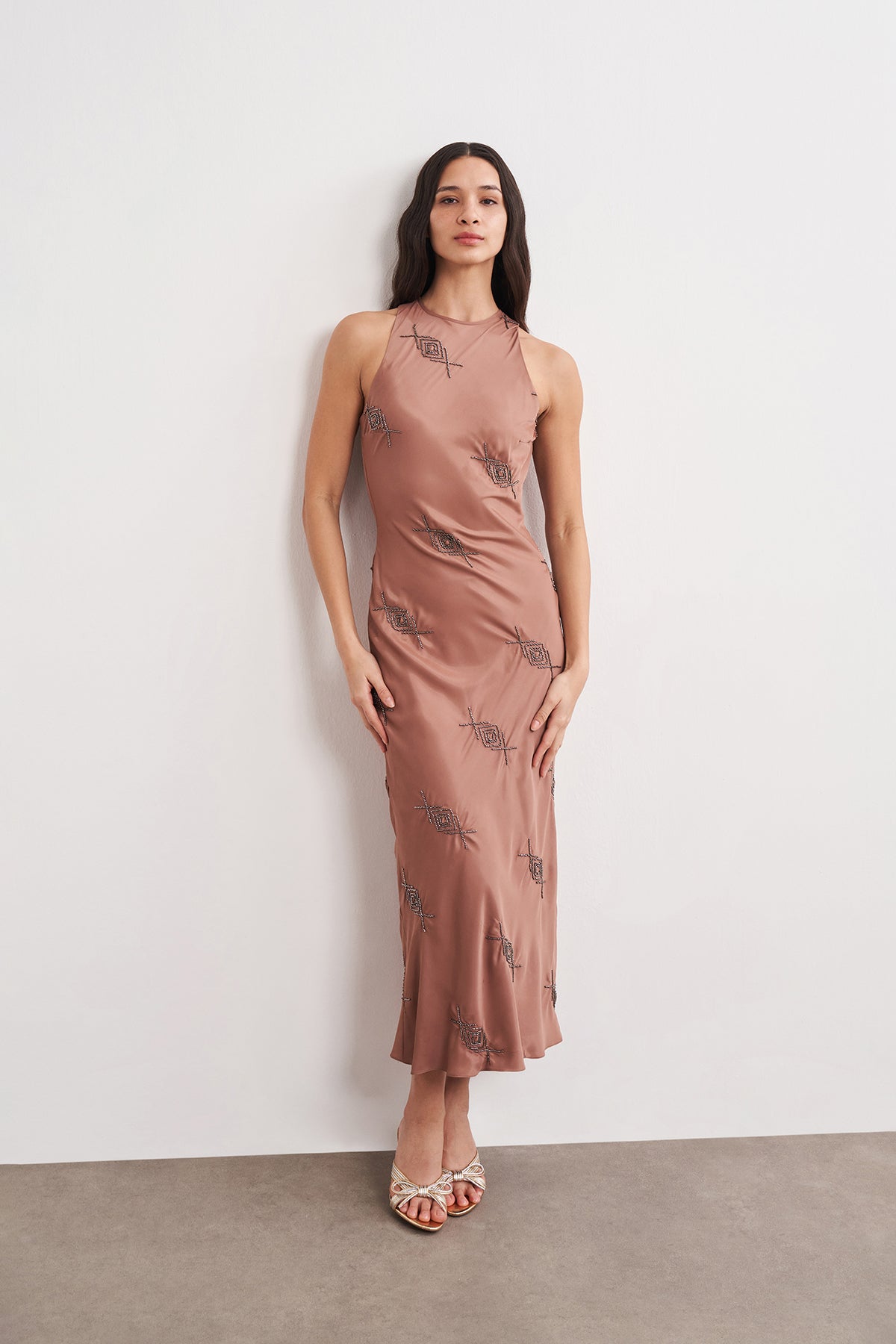 Boncuk İşlemeli Kolsuz Belden Oturan Midi Elbise