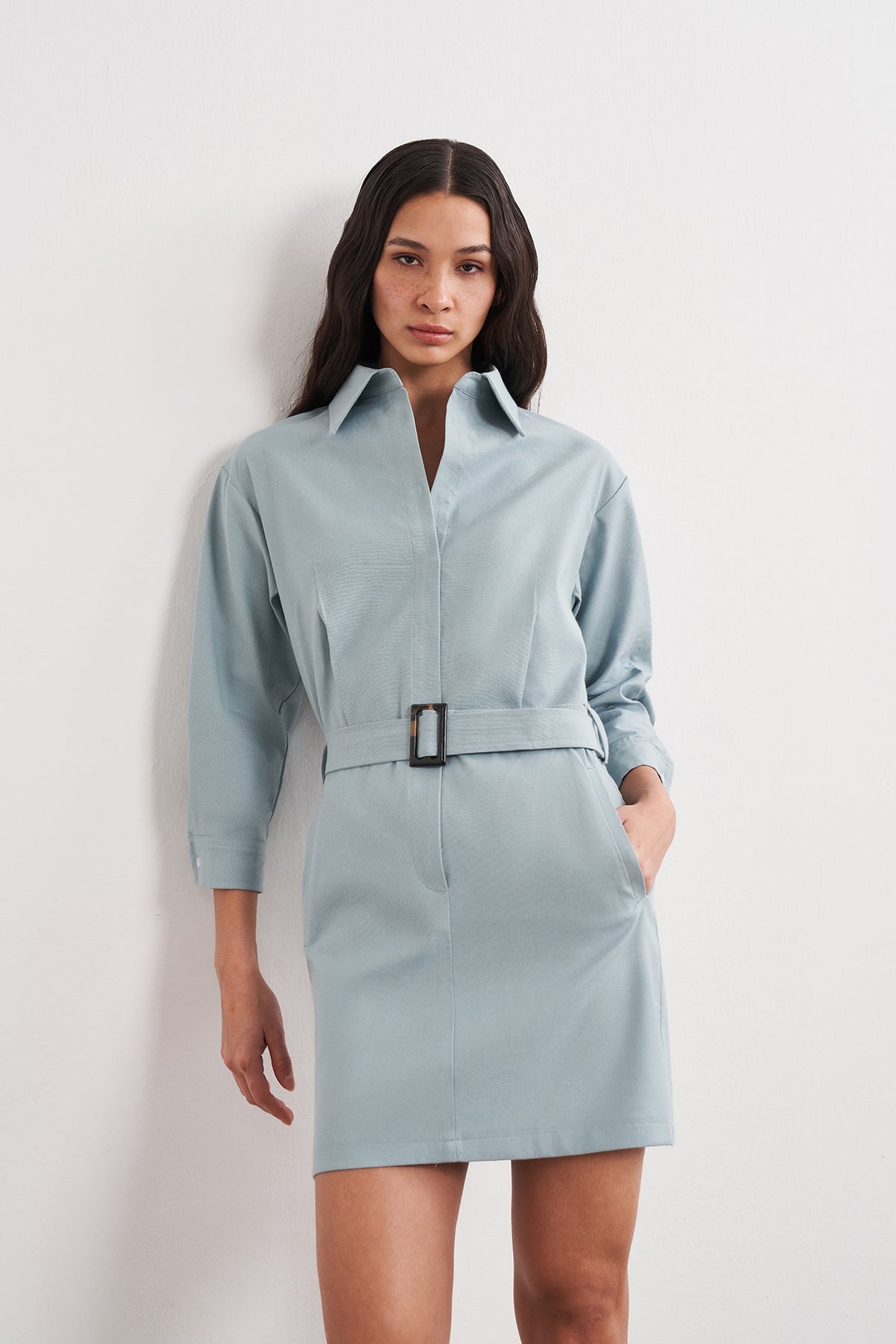 Cepli ve Kemerli Gömlek Yaka Mini Keten Elbise