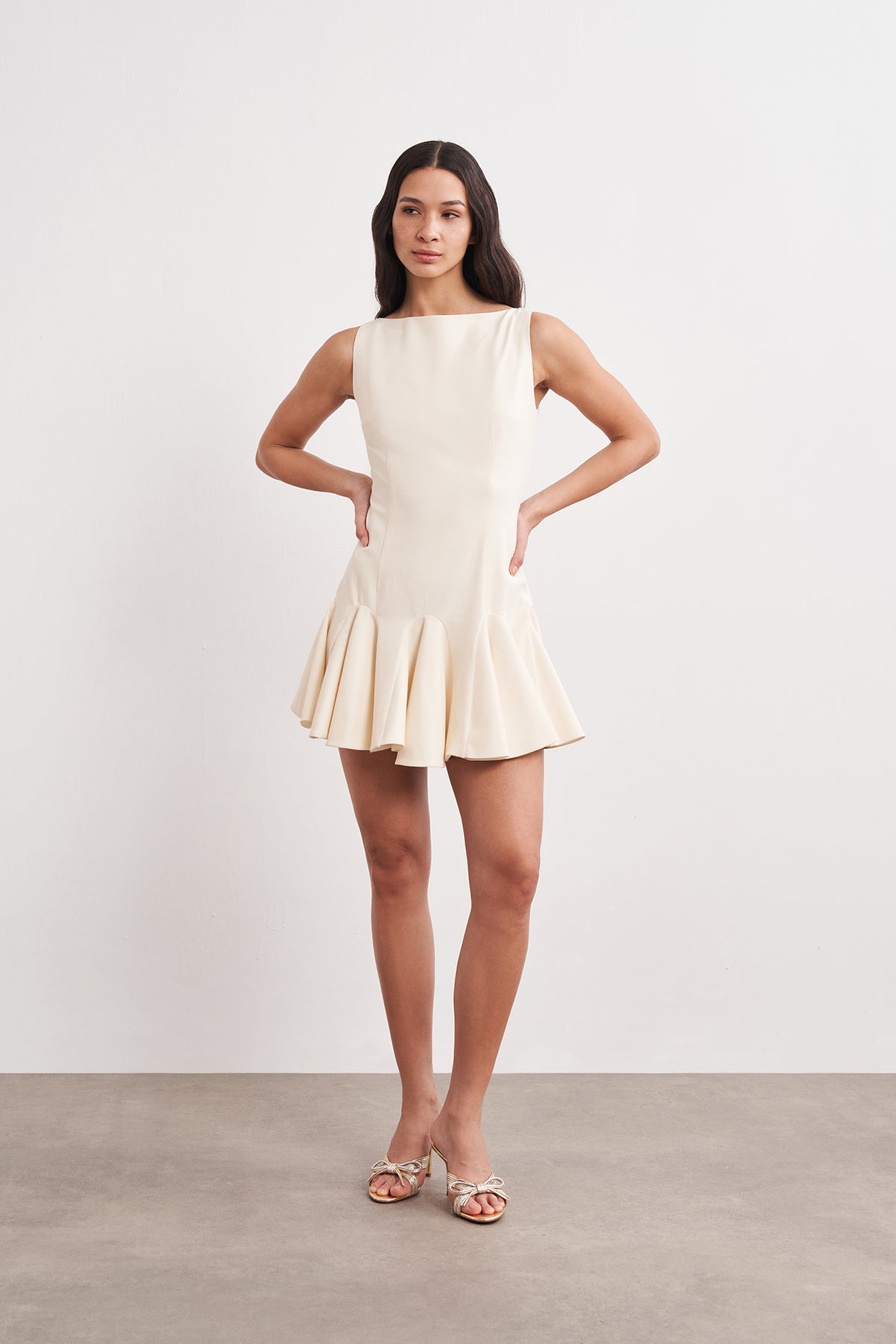 Volanlı Kayık Yaka Kolsuz Mini Elbise