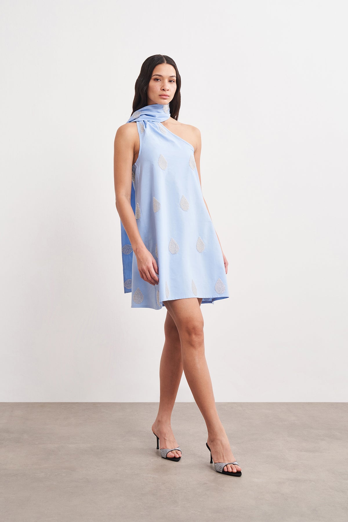 Boncuk İşlemeli Boyun Detaylı Mini Elbise