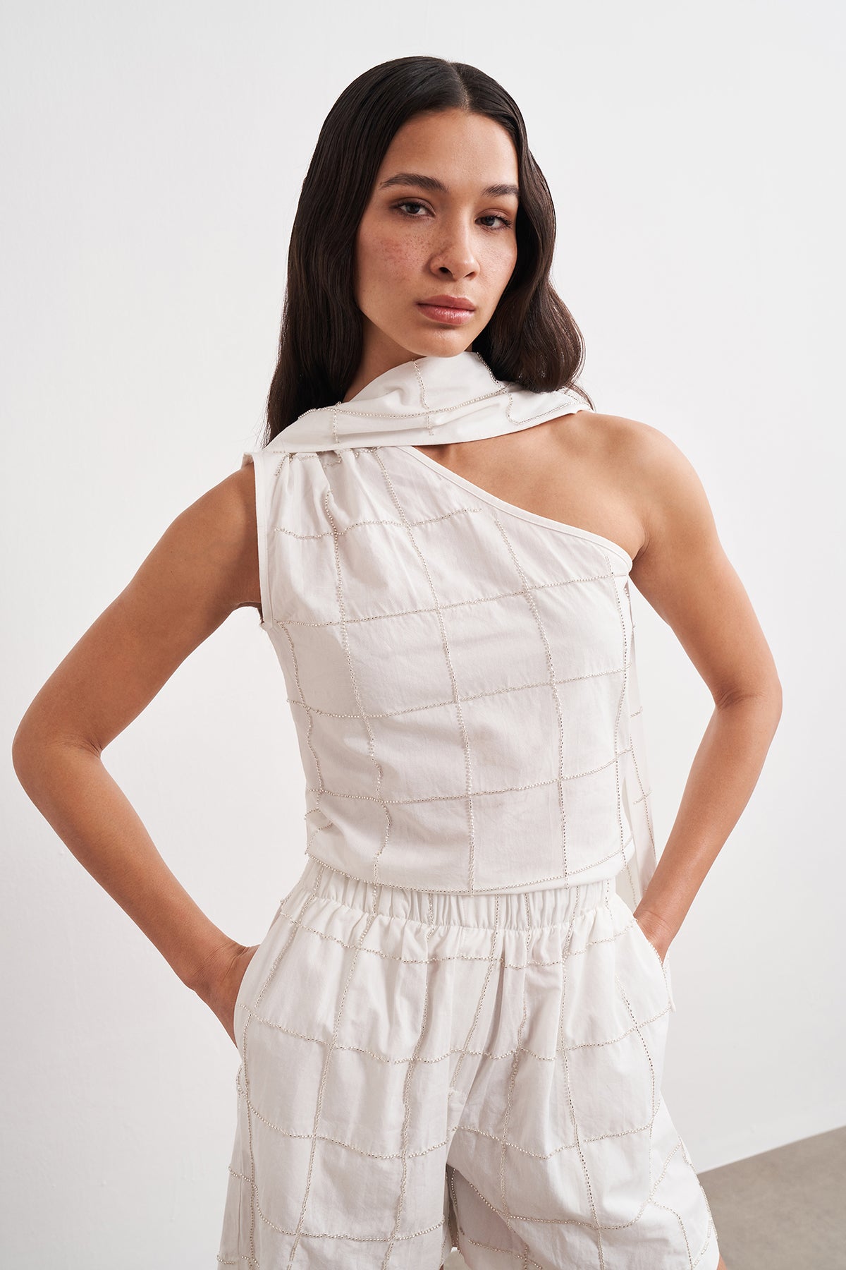 Boncuk İşlemeli Boyun Atkılı Tek Kol Bluz