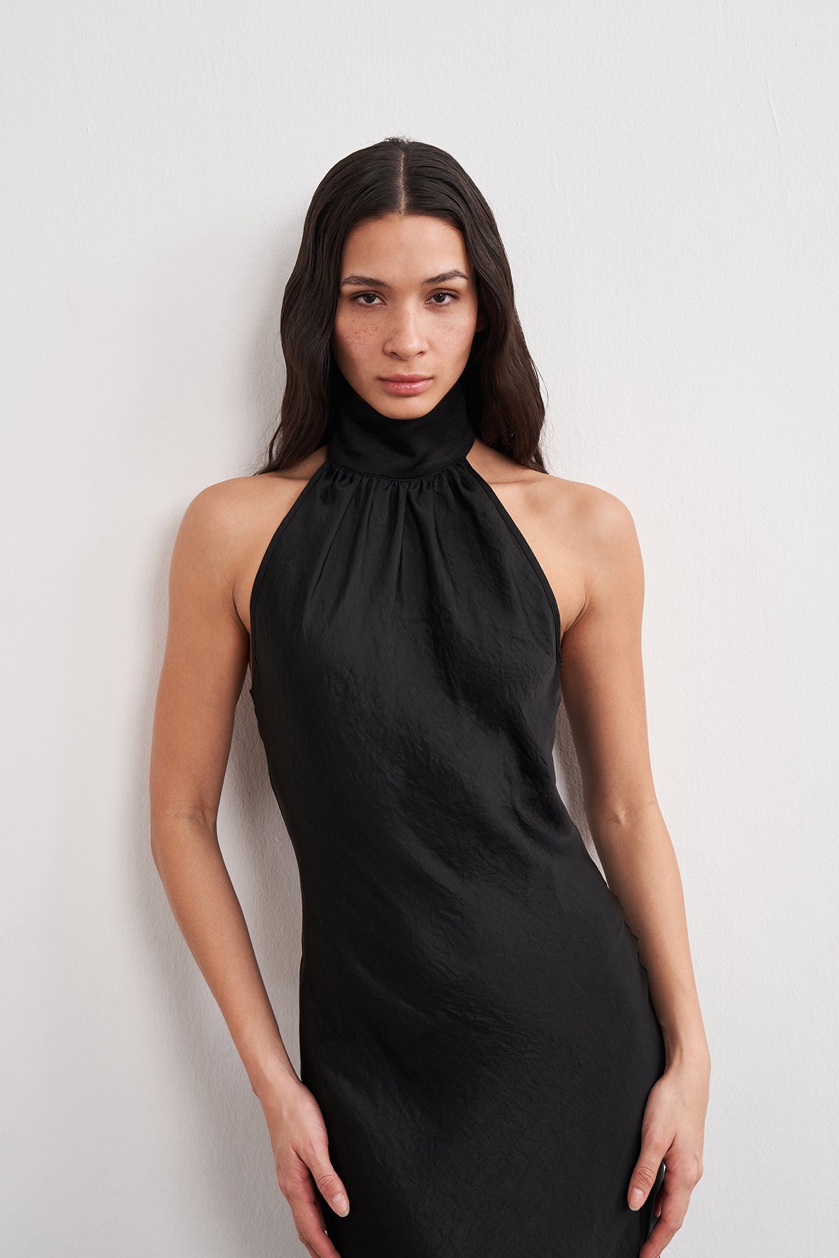 Sırt Detaylı Boyundan Bağlamalı Saten Elbise