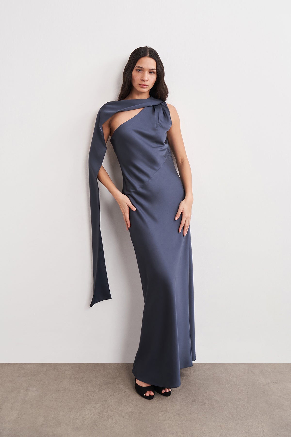 Şal Detaylı Tek Omuz Maxi Saten Elbise