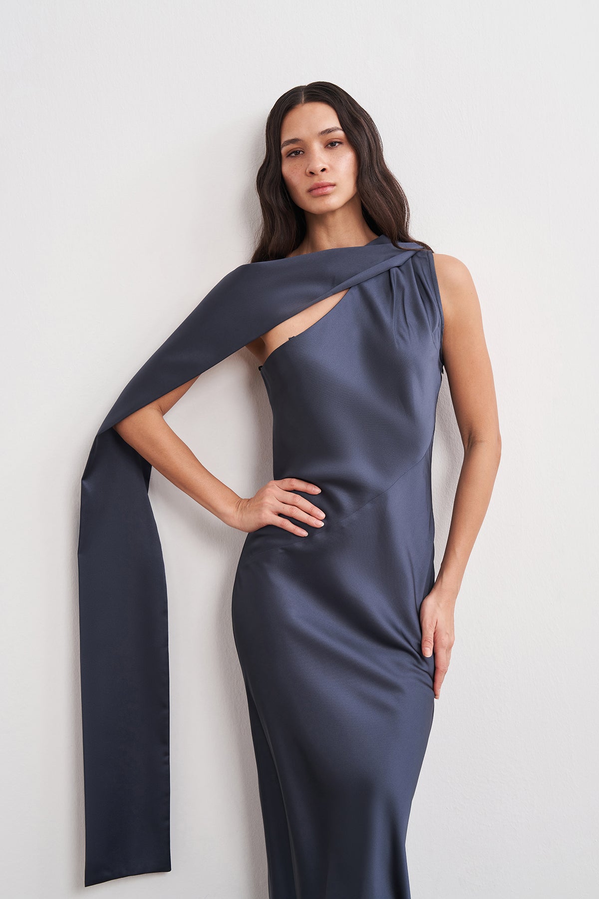 Şal Detaylı Tek Omuz Maxi Saten Elbise